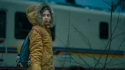 Auf der Suche nach ihrer Schwester Sarah schluckt tapfer ihre Angst.