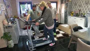Wenn es Harald nach seinem Herzinfarkt wieder besser geht, soll er sich auf Anraten der Ärzte mehr bewegen als zuvor. Um für seine Rückkehr aus dem Krankenhaus dafür gewappnet zu sein, hat Silvia schon einmal ein Laufband gekauft.
