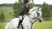Amy (Amber Marshall) gewinnt mit ihrem neuen Pferd Storm ein Springturnier.