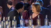 Zander (Chukwudi Iwuji) und Ruth Defoe (Deborah Findlay)