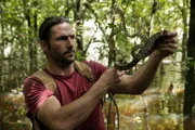 Hazen behandelt eine Amazonas-Baumboa, nachdem sie zum Angriff übergegangen ist. (National Geographic/Adam Laister)