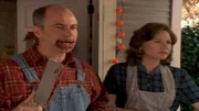 Harold Ratcher (Bernard Hocke) ist ein bösartiger Zeitgenosse, der es liebt, Kinder zu tyrannisieren. Auch am Halloween-Abend gibt er sich wieder die größte Mühe, doch dann erscheint plötzlich ein mysteriöser Sensenmann? (Foto re.: Roberta Bassin)
