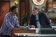 Die Art und Weise, wie sehr sich Franco (Jermaine Fowler, l.) für seinen Laden einsetzt, gefällt Arthur (Judd Hirsch, r.). Doch dann muss er erkennen, dass der junge Mann vielleicht doch etwas zu ambitioniert für seine Vorstellungen ist ...