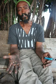 Ort: Kingston, Jamaika: Mann raucht Marihuana.