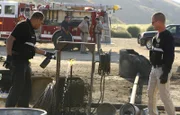 In einer Schwefelquelle ist eine Leiche aufgetaucht. Ray Langston (Laurence Fishburne, li.) und Nick (George Eads) suchen das Gelände ab und suchen nach Spuren, die erklären, wie der Tote in den Teich gekommen ist.