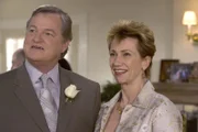 (v.l.n.r.) Howard (James Lashly); Mia (Kathy Baker)