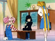 Chibiusa (li.) hat Besuch von Hotaru (mi.) bekommen. Bunny kommt dazu und schimpft, weil der Gast noch keinen Tee bekommen hat.