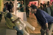 Amy Bellafonte (Saniyya Sidney, l.); Brad Wolgast (Mark-Paul Gosselaar, r.)
