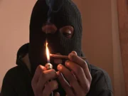 In chicago ein dealer, der eine schwarze vermummung trägt.