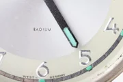 Nahaufnahme eines alten Weckers mit radiumbeschichteten Zeigern und Zahlen