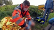 Jan Heller und Marc John helfen einer Person, die alkoholisiert in einen Graben gefallen ist.