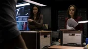Samar Navabi (Mozhan Navabi, l. ) und Elizabeth Keen (Megan Boone, r.)