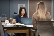 Sorge um ein krankes Kind, v.li.: Caterina Scorsone als Dr. Amelia Shepherd, Ellen Pompeo als Dr. Meredith Grey