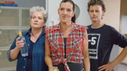 Walter (Katy Karrenbauer, Mi.) mischt Katjas Glücksspielsrunde im Gruppenraum auf, indem sie mit Uschi (Barbara Freier, li.) und Mel (Sigrid M. Schnückel) Ilses Schnaps verteilt.