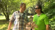 Robert Brand (l.) hat seine Freundin mit einem gefälschten Gutachten dazu gebracht, dass sie ihm ein geerbtes Haus schenkt. Angeblich ist es marode und kaum etwas wert. Er bespricht die Situation mit Kumpel Bernie.