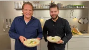 Butter in der Spitzengastronomie: Björn Freitag (l) und Sternekoch Phillip Schneider (r) verraten drei Rezepte in unterschiedlichen Schwierigkeitsstufen. Hier haben Sie Jakobsmuschel mit Zitrus-Beurre Blanc und Blumenkohlnocken zubereitet.