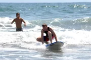 Zweiter Offizier Christian Baumann macht in El Salvador einen Surfkurs und versucht auf dem Surfbrett aufzustehen.