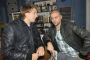 Dominik (Raul Richter, l.) erklärt John (Felix von Jascheroff), dass er von Patrick absolut nichts hält.