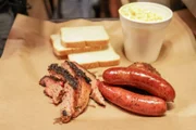 Perfekt über Eichenholz geräucherte Rinderbrust und Grillwürste bei „Two Bros BBQ“ in San Antonio.