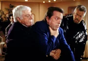Mark (Dick Van Dyke, l.) bewahrt den Schauspieler Jerry Lane (Ian Ogilvy, M.) durch sein schnelles Eingreifen vor dem Ersticken.