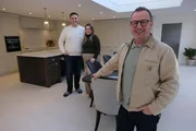 v.l.: Ian, Galina und Mark Millar  +++