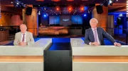 Gregor Gysi und Harald Schmidt (r.) lassen das letzte halbe Jahr Revue passieren.