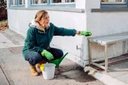 Vertretung Sarah (Sophie Reiml) ist alarmiert, als sie den Laden im Visier von "Wildpinklern" vermuten muss.