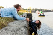 David (Diego Carlos Seyfarth) versucht Vivien (Sharon Berlinghoff) und Baby Leo festzuhalten.