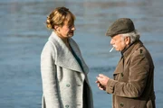 SENDER: ARD - SENDETITEL: Rentnercops, Folge 11 - UNTERTITEL:  Wolke 4 - CAPTION:  ARD RENTNERCOPS, 16 neue Folgen, Folge 11 "Wolke 4", am Mittwoch (07.12.16) um 18.50 Uhr im Ersten..Edwin (Tilo Prückner, r.) kann auch im Beisein von Dr. Rosalind Schmidt (Helene Grass, l.) nicht auf sein Laster verzichten..© ARD/Kai Schulz, honorarfrei - Verwendung gemäß der AGB im engen inhaltlichen, redaktionellen Zusammenhang mit genannter ARD-Sendung und bei Nennung "Bild: ARD/Kai Schulz" (S2). ARD-Programmdirektion/Bildredaktion, Tel: 089/5900-23879,bildredaktion@DasErste.de