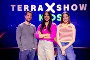 Moderatorin Jess Schöne (M.), Musikerin Malou Lovis (r.) und Wissenschaftsinfluencer Mirko Drotschmann (l.) freuen sich auf coole Orte in der "Terra X-Show Kids".