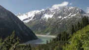 Fluss zwischen zwei Bergen