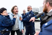 Die Beamt:innen (Komparsen) versuchen zu verhindern, dass David (Diego Carlos Seyfarth, 2.v.l.) und Tobias (Patrick Müller, r.) aufeinander losgehen.