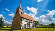 In Brandenburg gibt es über 1500 Dorfkirchen. Viele von ihnen werden nicht mehr gebraucht, weil immer mehr Menschen aus der Kirche austreten oder sterben. Aber die Kirchenbauten sind Kulturdenkmäler, oft Wahrzeichen und noch immer Mittelpunkt eines jeden Dorfes. Was also tun mit den Gebäuden und Grundstücken? Ein rbb-Team hat einige kreative Beispiele für „alternative“ Kirchennutzung gefunden. - Dorfkirche Dümde, Teltow-Fläming.