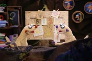 Jan und Henry kombinieren an ihrer Fragenforscher-Wand.
