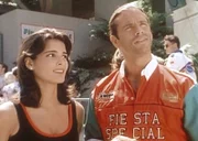 Um einen Mordfall aufzuklären, gibt sich Reno (Lorenzo Lamas) als Offshore-Pilot aus. Debbie (Angie Harmon), die Teamchefin von "Fiesta Special", hat ihm dabei geholfen.