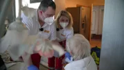 Notfallsanitäterin Melanie Kaiser und Rettungssanitäter Mathias Schmidt zu einem Notfall gerufen, der alle Rekorde bricht: Ihre Patientin ist 101 Jahre alt und, bis auf ein plötzliches Augenleiden, fit wie ein Turnschuh.