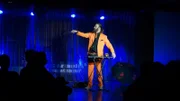 Zauberer Kalibo bei seiner Zaubershow auf der Bühne in der Showlounge der Grand Lady.