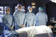 "Scrubs - Med School", "Unser Babymoon." Bevor ihr Baby zur Welt kommt, möchte J.D. gemeinsam mit Elliot noch ein letztes Mal die traute Zweisamkeit genießen und plant zu diesem Zwecke einen Kurztrip. Doch Elliot hat alle Hände voll zu tun und denkt zunächst nicht daran, auf J.D.s Vorschlag einzugehen. Unterdessen müssen die Studenten zu Übungszwecken eine Leiche sezieren, womit Lucy erhebliche Probleme hat und Jordan nötigt Dr. Cox, ein Testament aufzusetzen.Im Bild (v.li.): Dave Franco (Cole Aaronson), Michael Mosley (Drew Suffin), Kerry Bishé (Lucy Bennett).