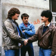 Thomas Kiescher (Stefan Sichlinger, links) und Halil (Mehmet Yandirer, rechts), Kleindarsteller (im Hintergrund).