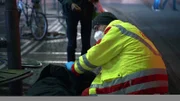 In Frankfurt kümmert sich Notfallsanitäter Chris Grüne um einen Mann, der mit starken Alkoholentzugserscheinungen in der Innenstadt liegt.