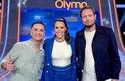 Moderatorin Esther Sedlaczek (M.) mit den Kandidaten des Teams "Bratklava": Özcan Cosar (l.) und Bastian Bielendorfer (r.)