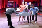 V.l.: Koch-Profi Nelson Müller, Moderatorin Ruth Moschner, Gesine Cukrowski, Froonck und Philipp Boy