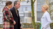 Während ihr Sohn Moritz operiert wurde, haben Alexander Weber (Heio von Stetten) und seine Ex-Frau Maria Weber (Annett Renneberg, links) versucht, ein Gespräch über den weiteren Werdegang zu führen. Maria will Moritz mit nach München nehmen, Alexander würde ihn gern hier in Leipzig lassen, da er im Gegensatz zu Maria Zeit hat, sich um ihn zu kümmern. Doch alles wird nebensächlich, als Dr. Kathrin Globisch (Andrea Kathrin Loewig) dazu kommt und den beiden berichtet, dass sie die OP abbrechen mussten, da Moritz schwere Herzrhythmusstörungen hatte.