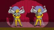 Der Auftritt von Patty (l.) und Selma (r.) bei dem 38. Annual DMV Award ist für Homer unerträglich. Er verlässt frühzeitig die Veranstaltung ...