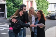 Cecilia (Carina Koller, 2.v.r.) tröstet Nuray (Lilay Huser, r.) mit einem persönlichen Geschenk, als Esma (Özge Delioglan) die Tagebücher findet. 2.v.l. Baris (Metehan Demiröz). Die Verwendung des sendungsbezogenen Materials ist nur mit dem Hinweis und Verlinkung auf RTL+ gestattet.