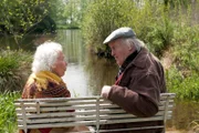 NDR Fernsehen NEUES AUS BÜTTENWARDER, "Schafwölkchen", Wiedersehen zweier Liebender. Onkel Krischan (Hans Kahlert) trifft nach langen Jahren auf seine große Liebe Amanda (Renate Delfs).