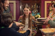 Lucy (Kensington Tallman, 3.v. l.) bekommt Mac and Cheese zu Thanksgiving und hofft auf den perfekten Feiertag.