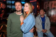 Während sich Jessica (Nina Ensmann) und Philip (Jörn Schlönvoigt) über Nina und ihre nachgeholte Verlobungsfeier freuen, blickt Michael "Michi" (Lars Pape, r.) zu Maren.
