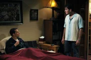 Während Charlie (Charlie Sheen, r.) versucht die Nächte durchzufeiern, was gar nicht mehr so einfach ist, pflegt Alan (Jon Cryer, l.) einen gesunden Lebensstil und geht früh zu Bett ...