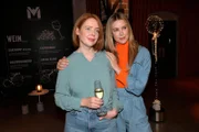 Toni (Olivia Marei, l.) und Jessica (Nina Ensmann) müssen zugeben, dass Pedro Nina glücklich macht.